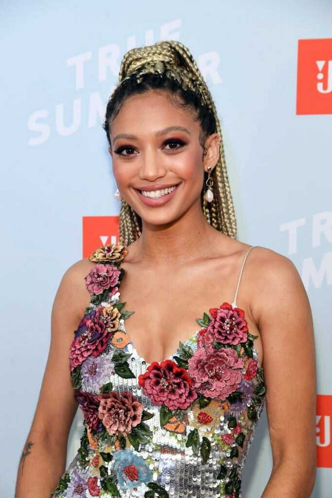 charlie sager add samantha logan sexy photo