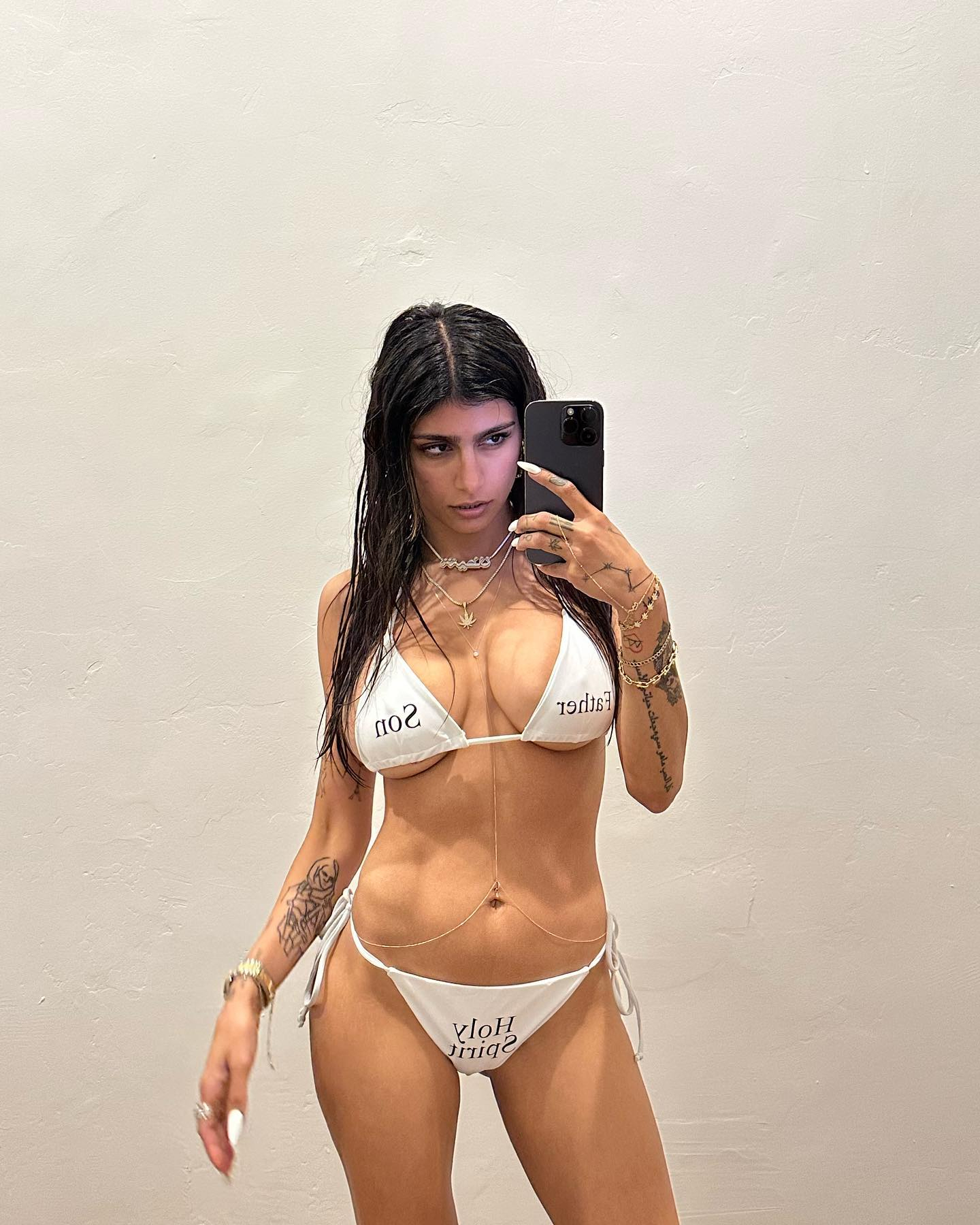 crystal sundquist add mia khalifa toy photo